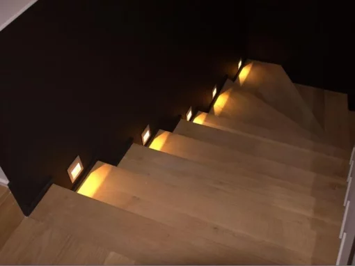 Éclairage d’escalier design et sécurisé – A.M Elec-1920w Éclairage d’escalier avec spots LED encastrés dans les marches en bois