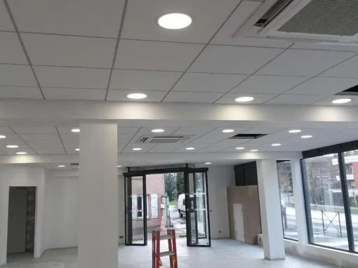 Électricité tertiaire et éclairage de bureau – A.M Elec Installation d’éclairage plafond et réseau électrique dans un local professionnel à Toulouse