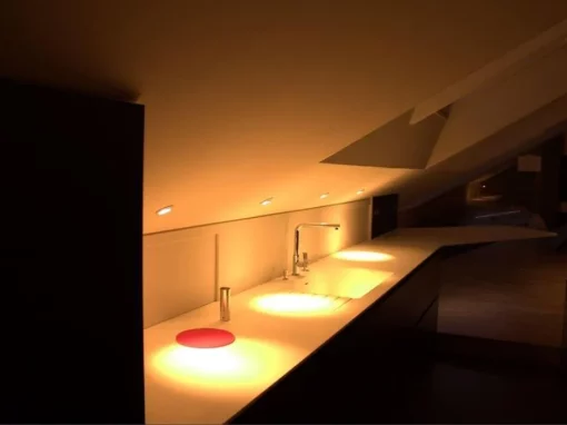 Éclairage de salle de bain sur mesure – A.M Elec Installation d’éclairage décoratif dans une salle de bain moderne à Toulouse