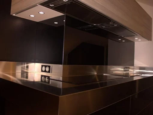 Éclairage et installation électrique de cuisine – A.M Elec-1920w Éclairage d’une cuisine moderne avec spots intégrés et finition noire brillante