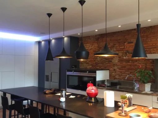 Installation d’éclairage intérieur de cuisine à Toulouse – A.M Elec Suspension lumineuse installée au-dessus d’un îlot de cuisine par A.M Elec à Toulouse, éclairage moderne et design.