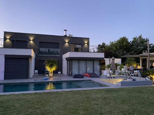 Installation électrique pour maison moderne à Toulouse – A.M Elec Installation électrique complète pour villa contemporaine avec piscine à Toulouse
