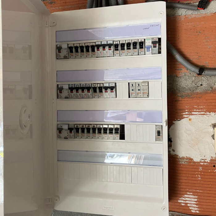 Tableau électrique moderne installé par A.M Elec, mise en conformité et protection complète du réseau domestique