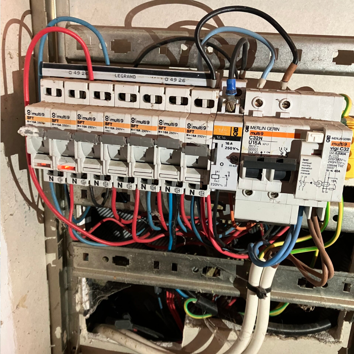 Tableau électrique domestique rénové par A.M Elec, sécurisation et remise aux normes de l’installation