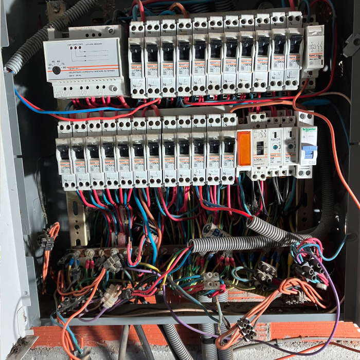 Coffret électrique industriel installé par A.M Elec, organisation et protection complète du réseau électrique