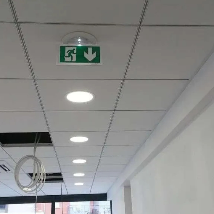Pose de spots encastrés et signalétique de sécurité dans un local professionnel par A.M Elec