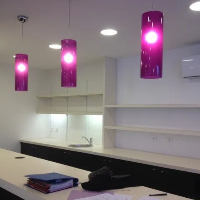 Installation d’éclairage suspendu avec luminaires colorés par A.M Elec, aménagement intérieur design et fonctionnel